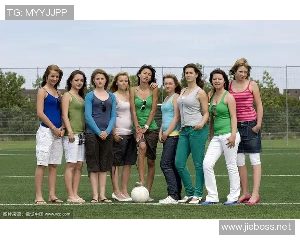 足球明星休闲装的时尚魅力与运动风格完美结合的潮流解析