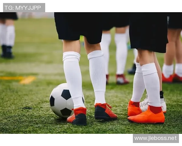 足球明星同款长钉鞋助你在球场上展现风采与实力