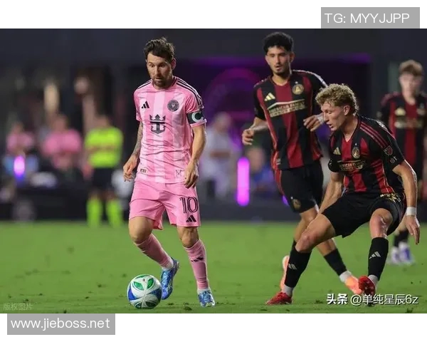 翻滚飞扬的足球明星们在绿茵场上的精彩瞬间与传奇故事