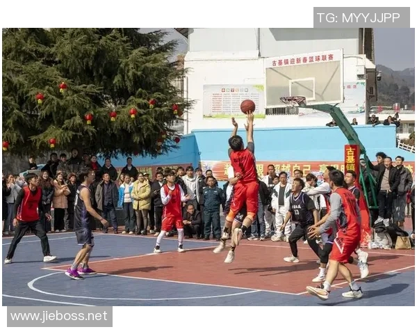 篮球明星齐心协力同一时刻起跳投篮展现团队默契与个人技巧的完美结合